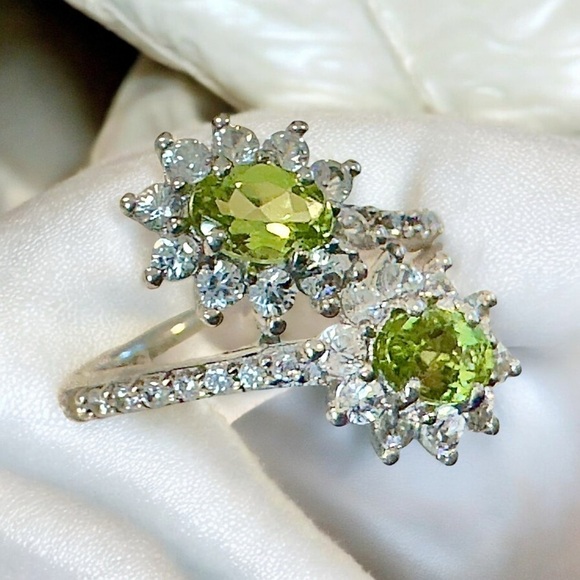 Genuine Peridot & White Topaz Sterling Silver Ring (6.25) - Picture 4 of 10